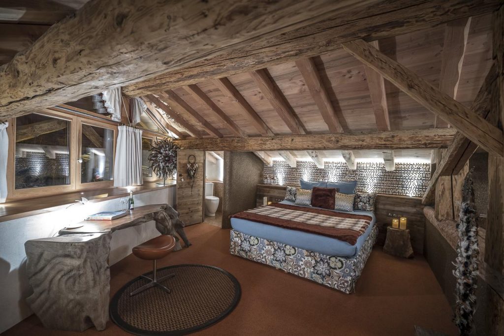 Rooms in a chalet in France